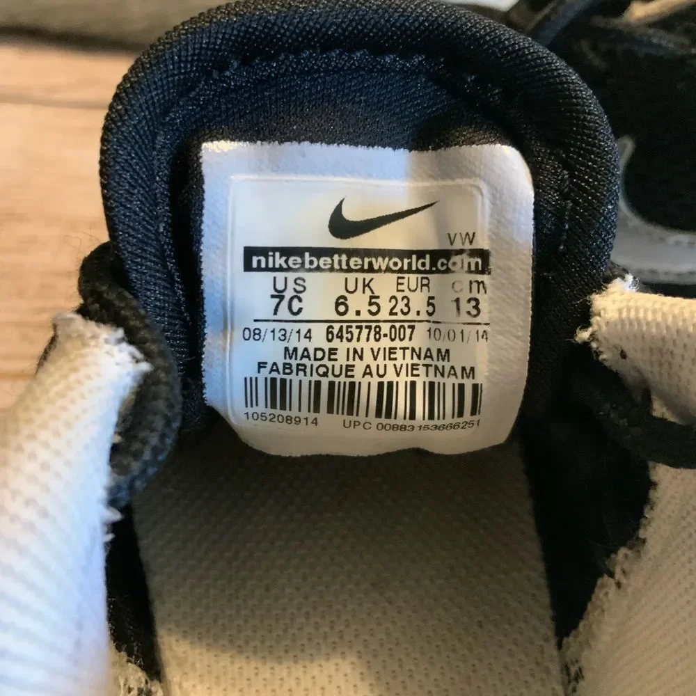Nike Kids Black & White Roshe One Sneakers Size 7C
